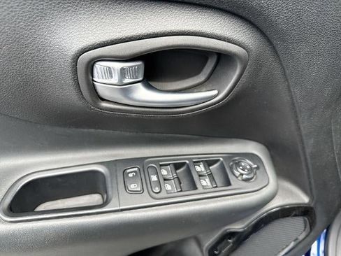 Used 2017 Jeep Renegade Altitude FWD image 22