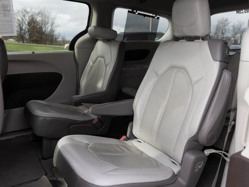 Used 2019 Chrysler Pacifica Touring-L w/ Advanced Safetytec Group image 26