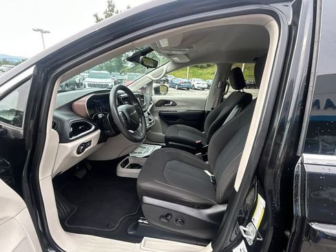 Used 2023 Chrysler Voyager LX FWD image 14