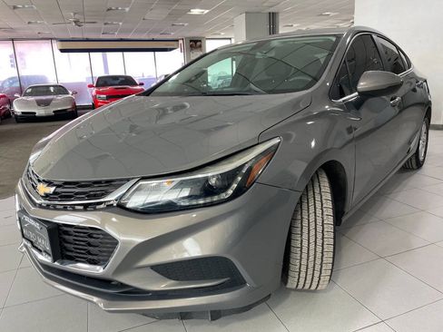 Used 2017 Chevrolet Cruze LT w/ Convenience Package image 3