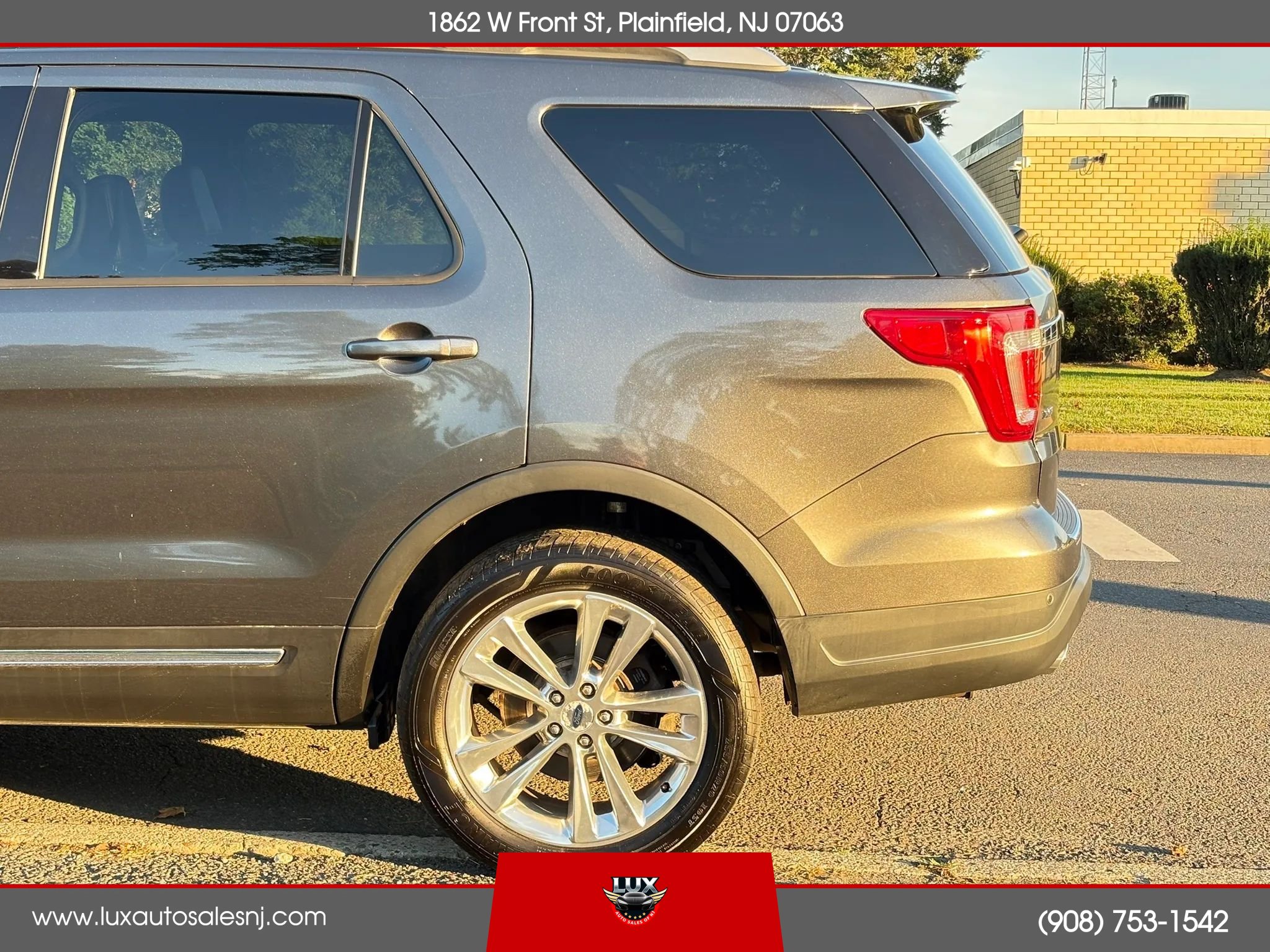 Used 2018 Ford Explorer XLT w/ Equipment Group 202A AWD/4WD image 13