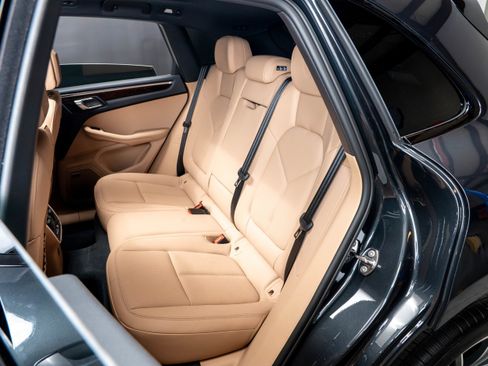 Certified 2025 Porsche Macan AWD/4WD image 39