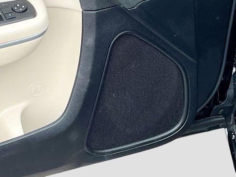 Used 2023 Chrysler 300 Touring w/ Safetytec Plus Group image 18