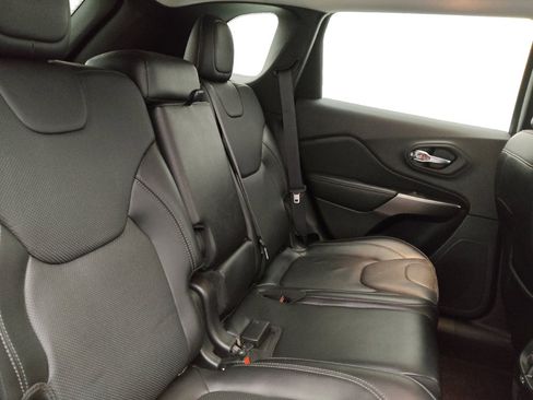 Used 2019 Jeep Cherokee Limited w/ Luxury Group AWD/4WD image 19