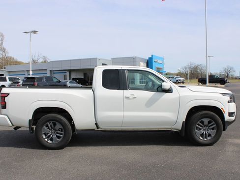 Used 2025 Nissan Frontier SV image 11