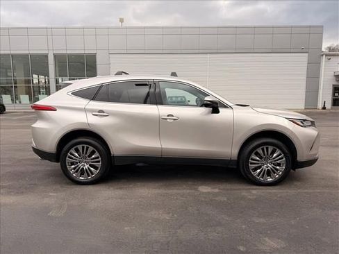 Used 2024 Toyota Venza XLE image 3