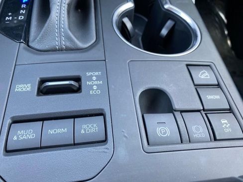 Used 2024 Toyota Highlander LE image 14