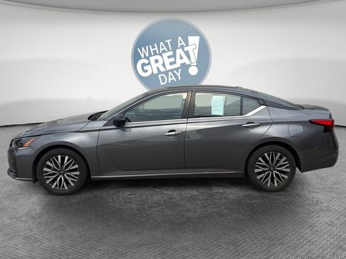 Used 2024 Nissan Altima 2.5 SV FWD image 7