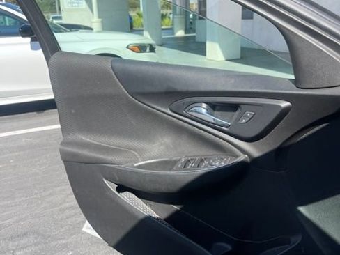 Used 2019 Chevrolet Malibu LT FWD image 2