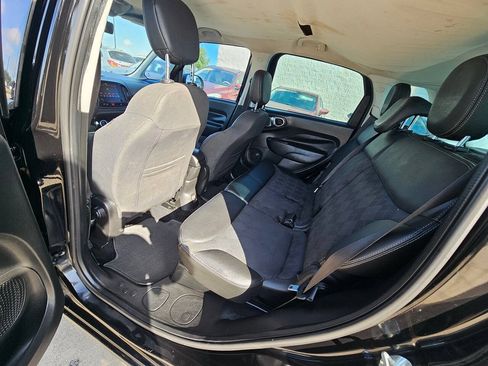 Used 2017 FIAT 500L Lounge w/ Premium Package FWD image 9