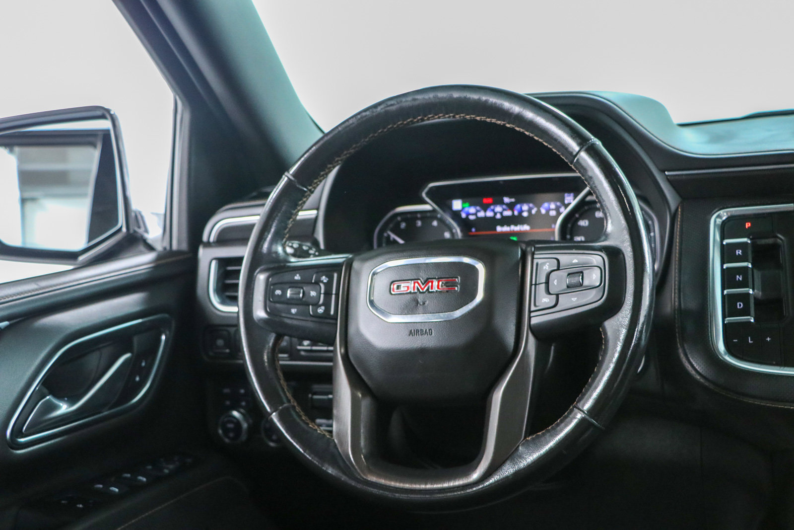 Used 2021 GMC Yukon XL AT4 w/ AT4 Premium Plus Package AWD/4WD image 13