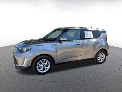 Used 2025 Kia Soul LX w/ LX Technology Package FWD image 4