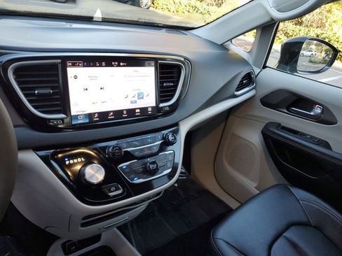 Used 2024 Chrysler Pacifica Touring-L image 26