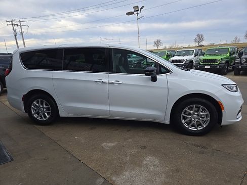 New 2026 Chrysler Pacifica Select image 13