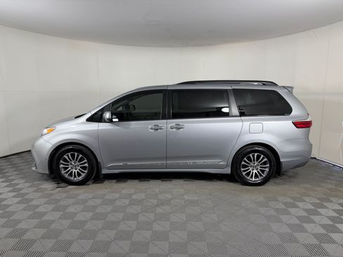 Used 2018 Toyota Sienna XLE w/ XLE Navigation Package FWD image 2