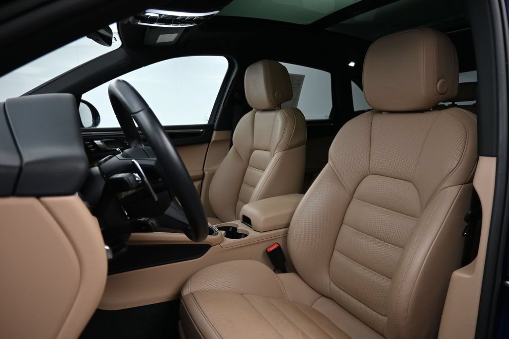 Certified 2025 Porsche Macan AWD/4WD image 5