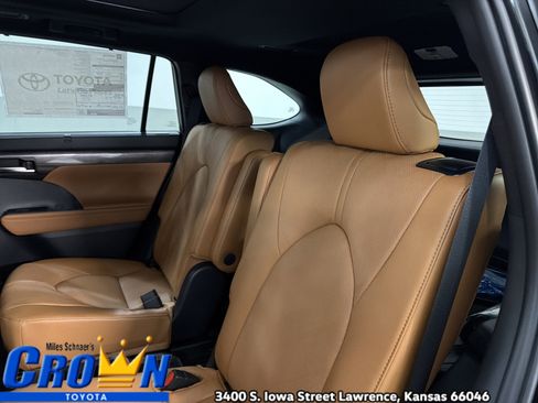 New 2026 Toyota Highlander Platinum image 21