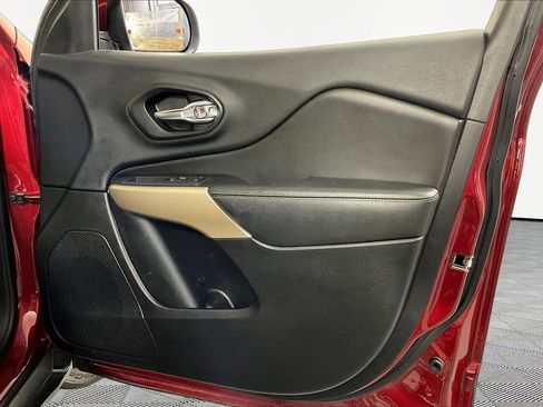 Used 2017 Jeep Cherokee Limited image 28