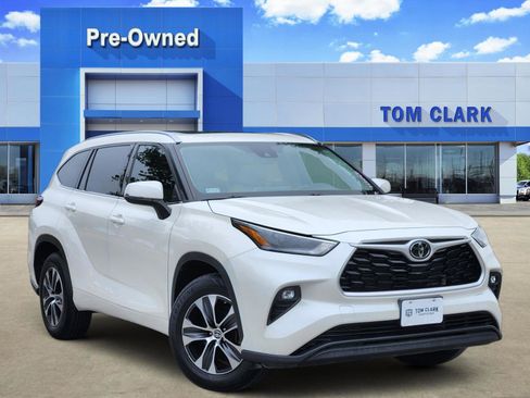 Used 2021 Toyota Highlander XLE FWD image 1