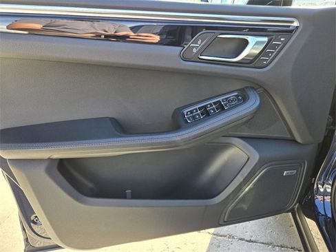 Used 2022 Porsche Macan image 19