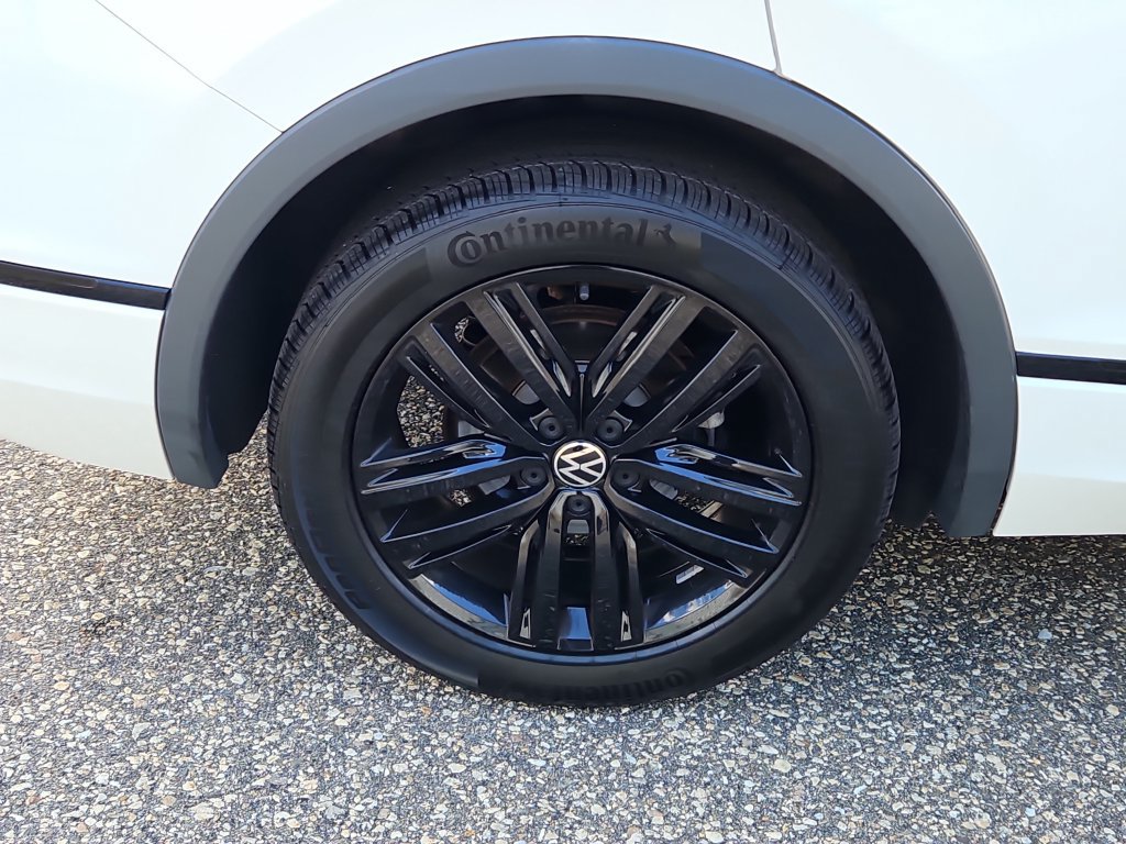 Used 2022 Volkswagen Tiguan SE R-Line AWD/4WD image 9