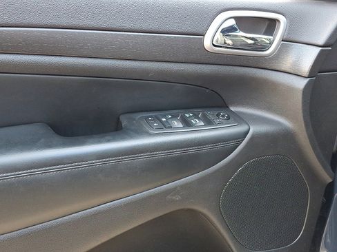 Used 2018 Jeep Grand Cherokee Altitude image 12