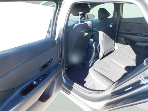 Used 2025 Hyundai Elantra Sport image 11