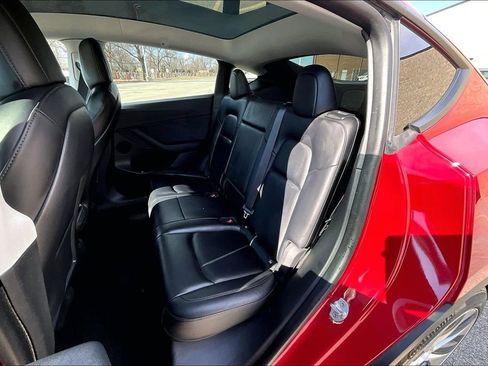 Used 2022 Tesla Model Y Long Range AWD/4WD image 25