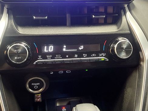 Used 2024 Toyota Venza LE image 16