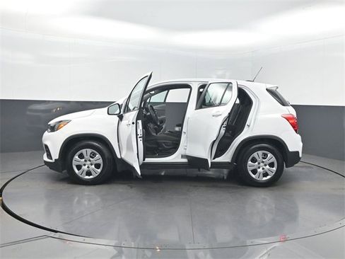 Used 2019 Chevrolet Trax LS image 38