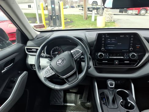 Used 2022 Toyota Highlander XLE AWD/4WD image 9