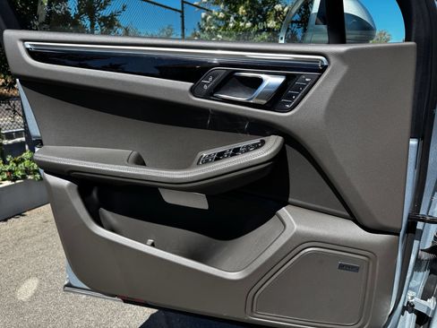 Certified 2024 Porsche Macan AWD/4WD image 31