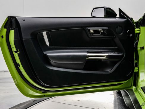 Used 2020 Ford Mustang Shelby GT500 w/ Technology Package image 91