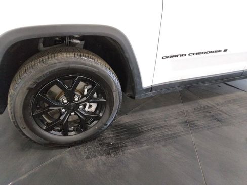 Used 2024 Jeep Grand Cherokee L Laredo AWD/4WD image 47