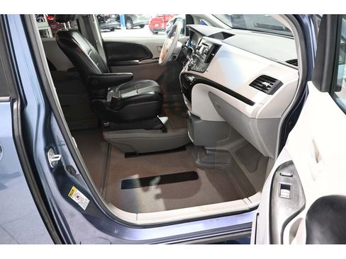 Used 2013 Toyota Sienna LE FWD image 15