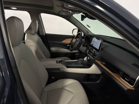 Used 2024 Toyota Grand Highlander AWD image 16
