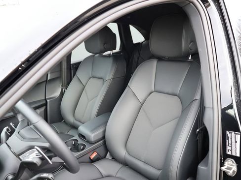 New 2026 Porsche Macan image 5