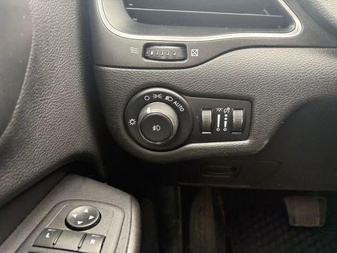 Used 2019 Jeep Cherokee Trailhawk w/ Cold Weather Group AWD/4WD image 17