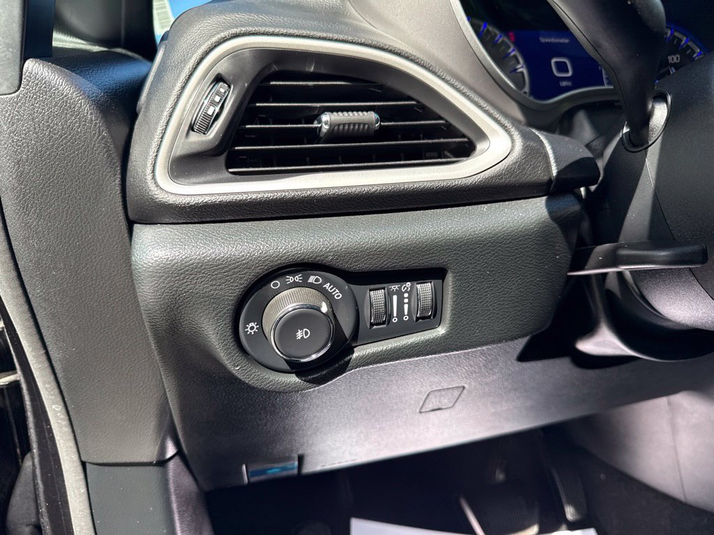 Used 2025 Chrysler Pacifica Select FWD image 15