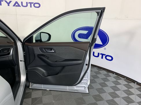 Used 2023 Nissan Rogue SV FWD image 39