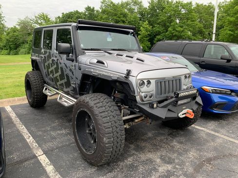 Used 2016 Jeep Wrangler Unlimited Rubicon w/ Connectivity Group AWD/4WD image 4