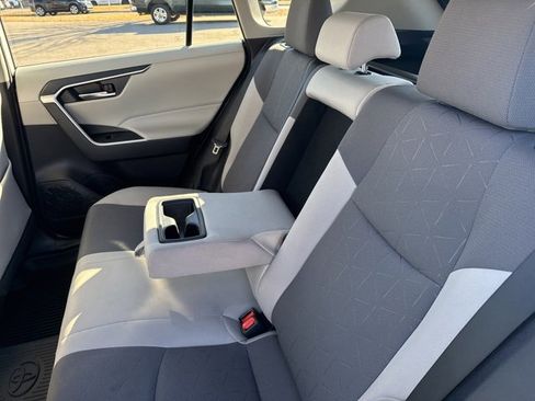 Used 2022 Toyota RAV4 XLE image 17