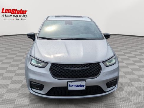 Used 2023 Chrysler Pacifica Limited w/ Uconnect Theater Family Group FWD image 8