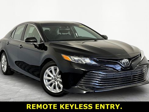 Used 2018 Toyota Camry LE w/ Convenience Package FWD image 3