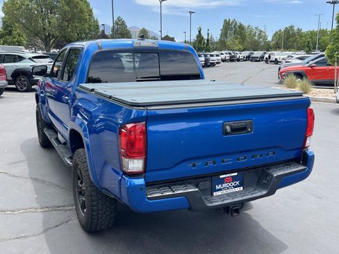 Used 2017 Toyota Tacoma TRD Sport AWD/4WD image 10