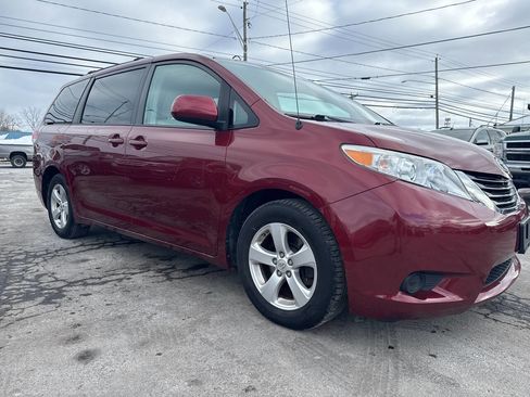 Used 2012 Toyota Sienna LE w/ Towing Pkg image 2