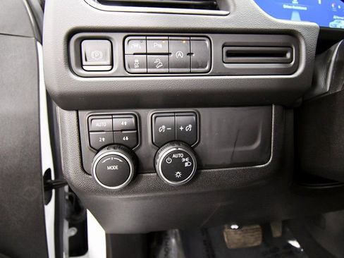 Used 2023 Chevrolet Suburban Premier image 19