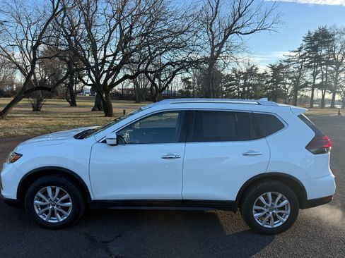 Used 2020 Nissan Rogue SV image 2