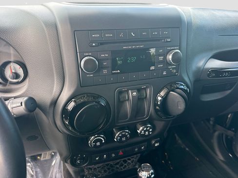 Used 2017 Jeep Wrangler Sahara image 13