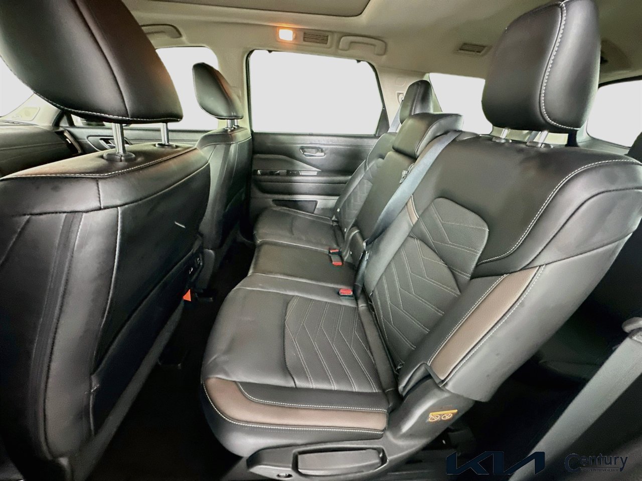 Used 2024 Nissan Pathfinder Platinum w/ Black Appearance Package FWD image 24